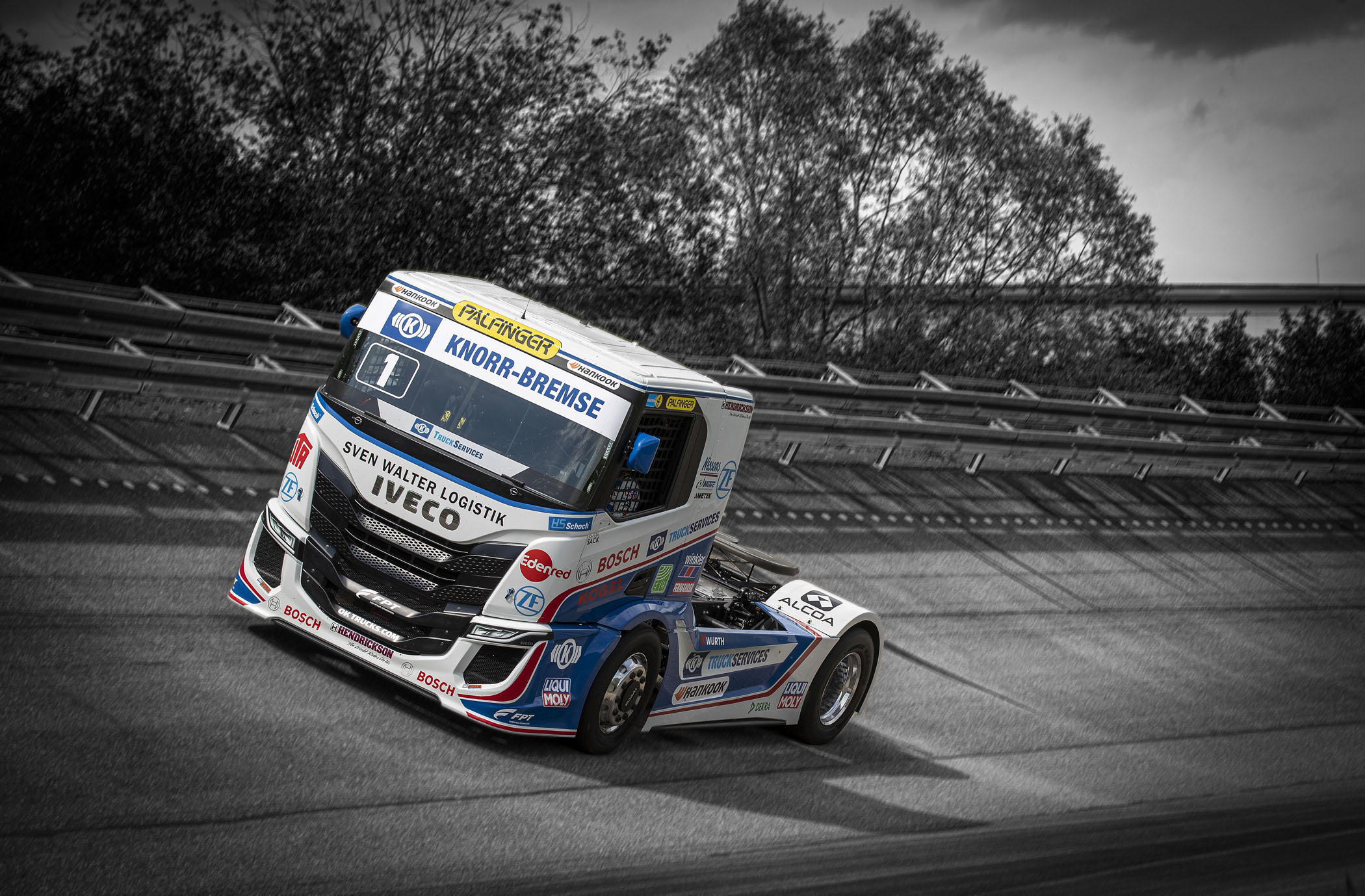 IVECO presenteert de nieuwe IVECO S-WAY R racing trucks