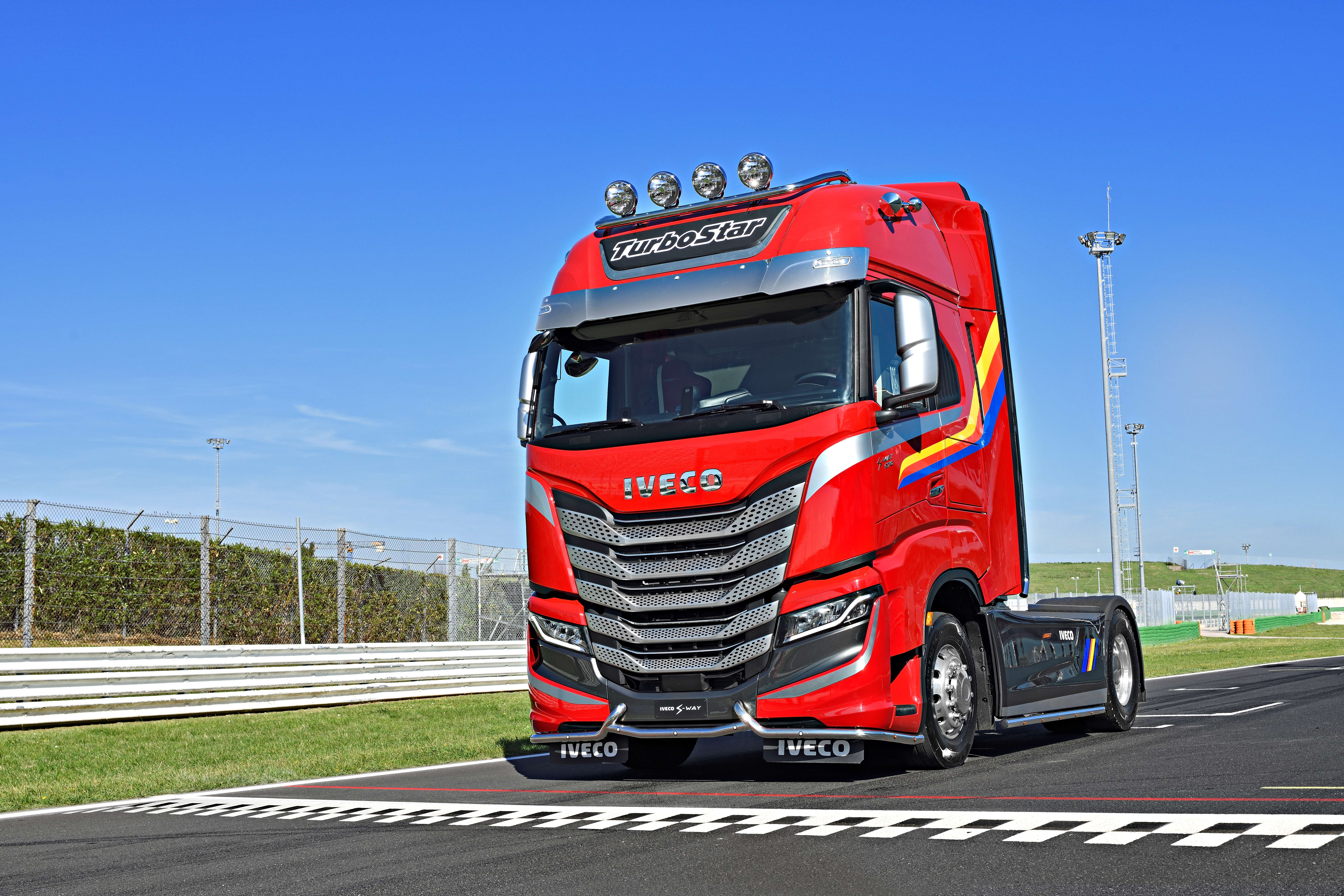 IVECO stelde tijdens de Italiaanse Gran Prix van de ETRC 2021 de IVECO S-WAY Special Edition voor, een eerbetoon aan de TurboStar-legende
