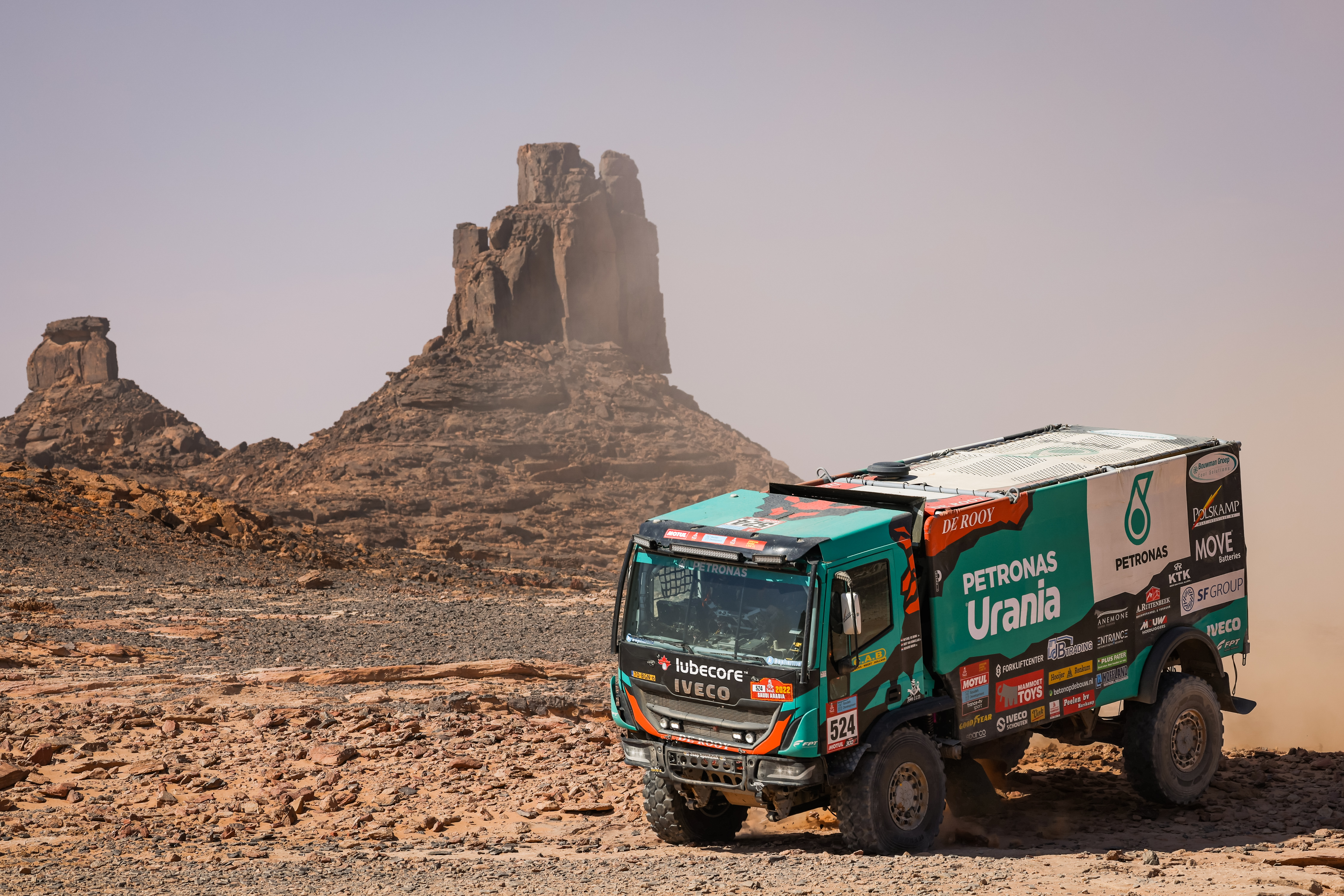 PETRONAS Team De Rooy IVECO sluit de Dakar Rally 2022 af met drie trucks in de Top 10