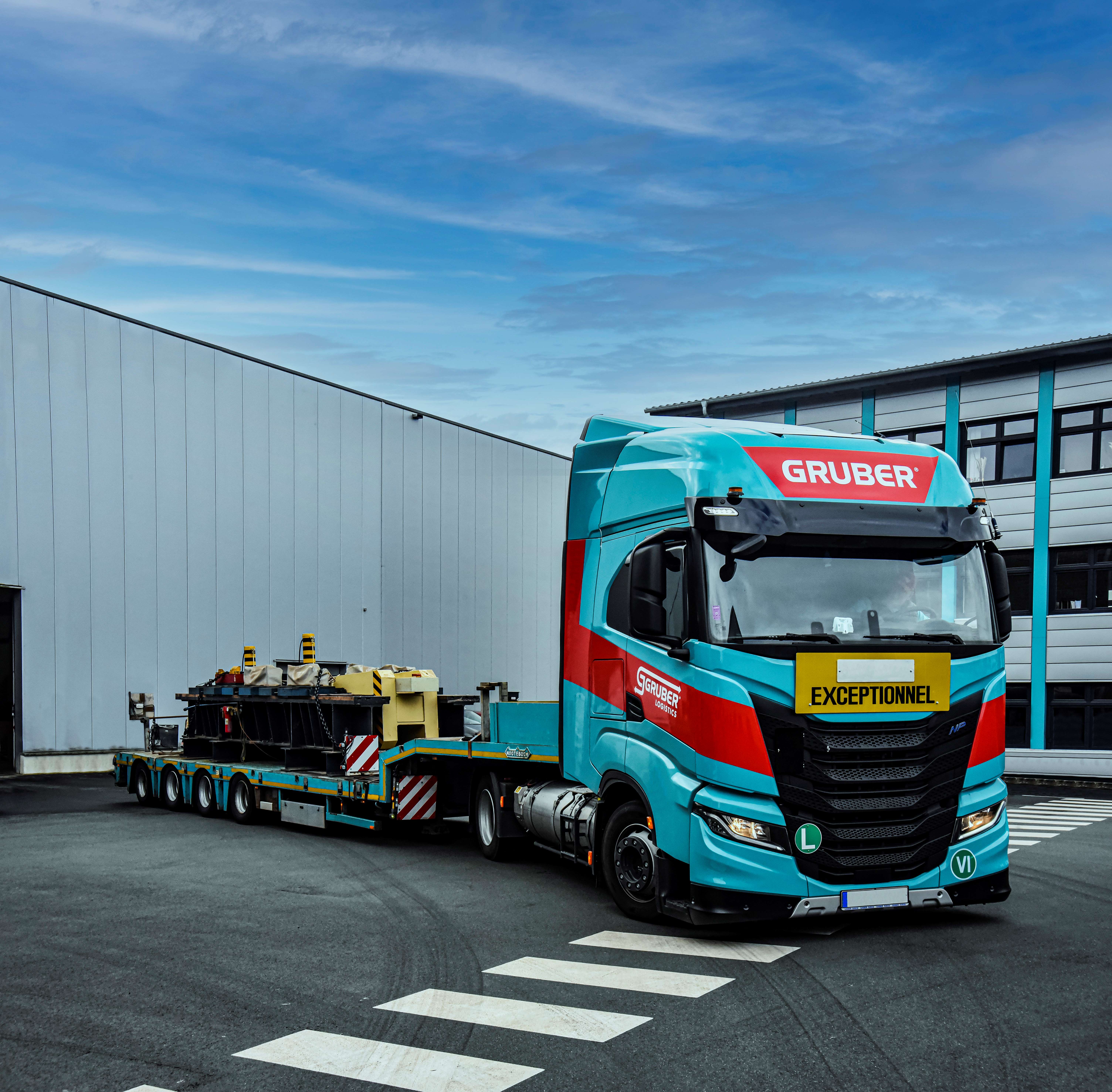 IVECO en Gruber Logistics presenteren de IVECO S-WAY LNG voor het vervoer van uitzonderlijke ladingen tot 50 ton