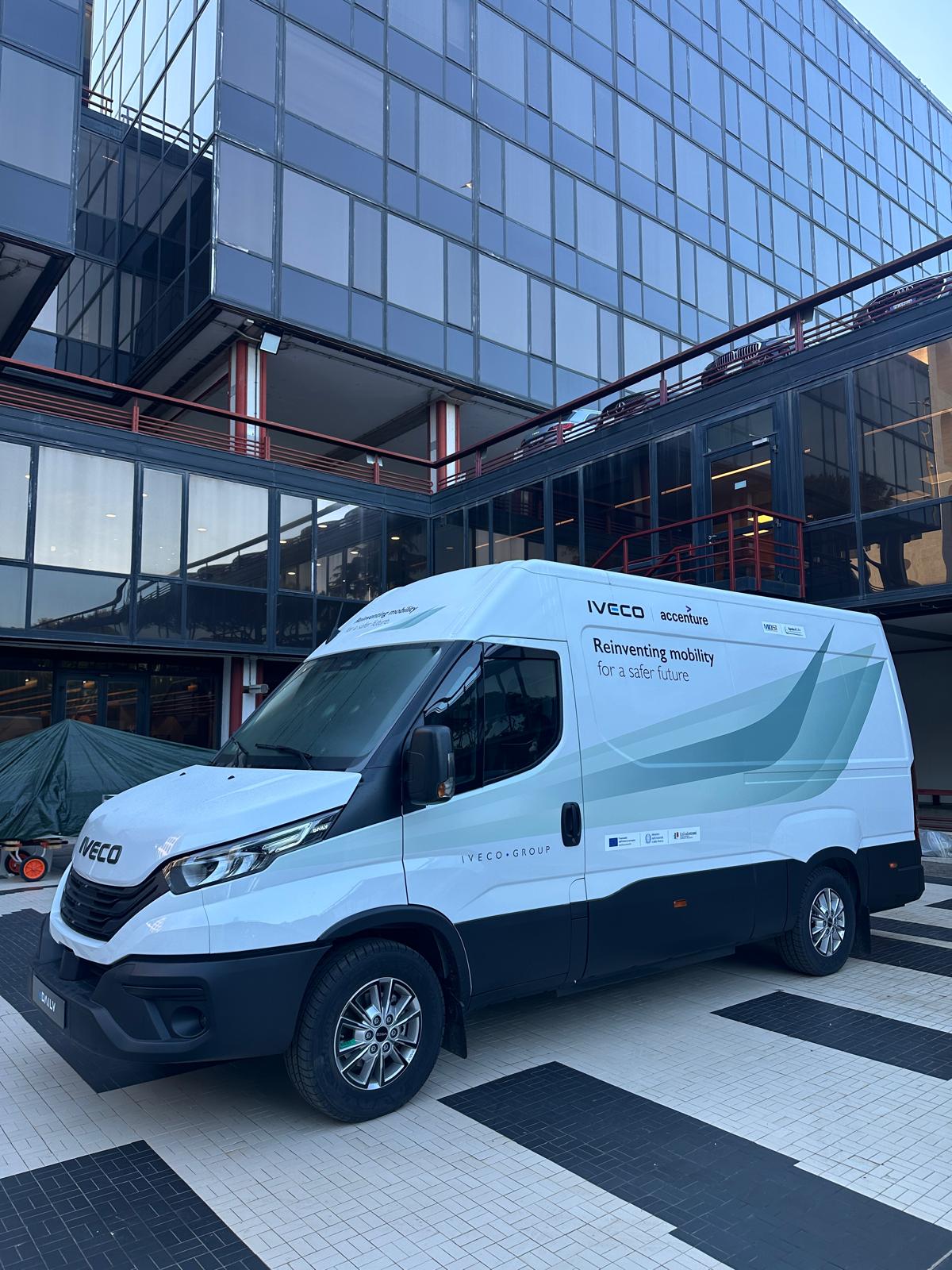 IVECO bevordert slimme en veilige mobiliteit op de weg via V2X-technologie in samenwerking met Accenture