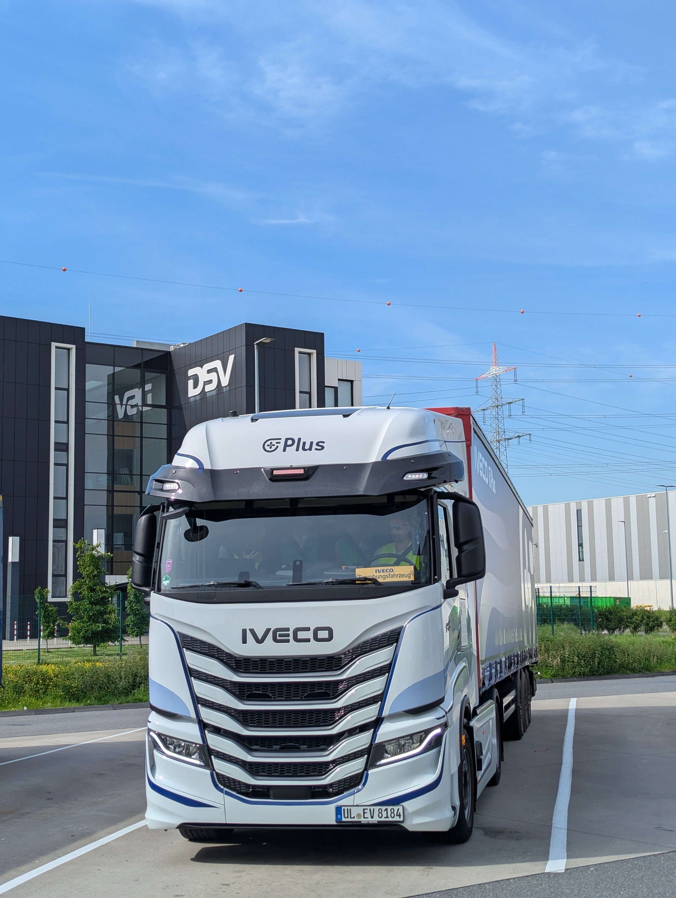 IVECO rondt succesvolle test van semi-autonome vrachtwagens af met partners Plus, DSV en dm-drogerie markt