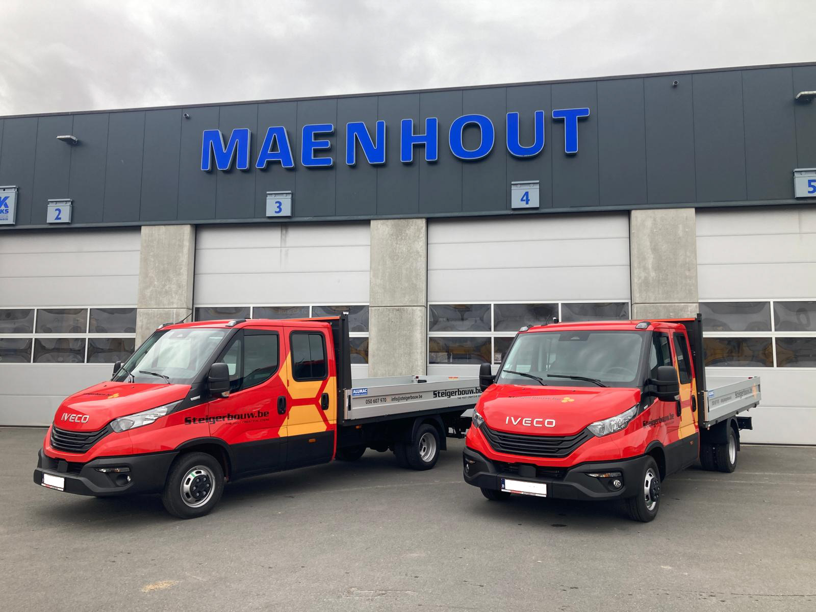 Twee gepersonaliseerde IVECO Daily's met laadbakken voor steigerbouw!