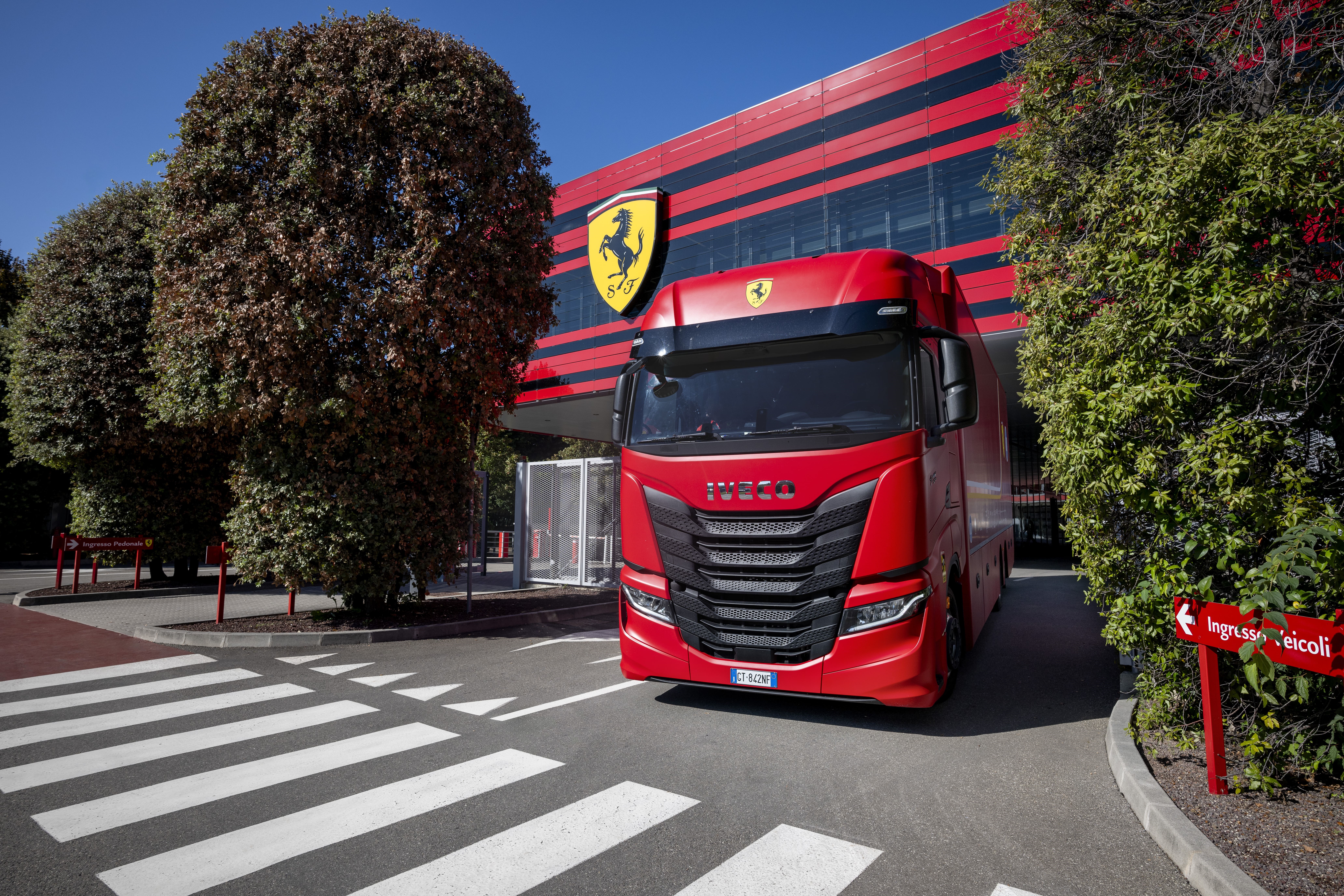 IVECO levert een vloot van 116 zware en lichte bedrijfsvoertuigen aan Scuderia Ferrari HP