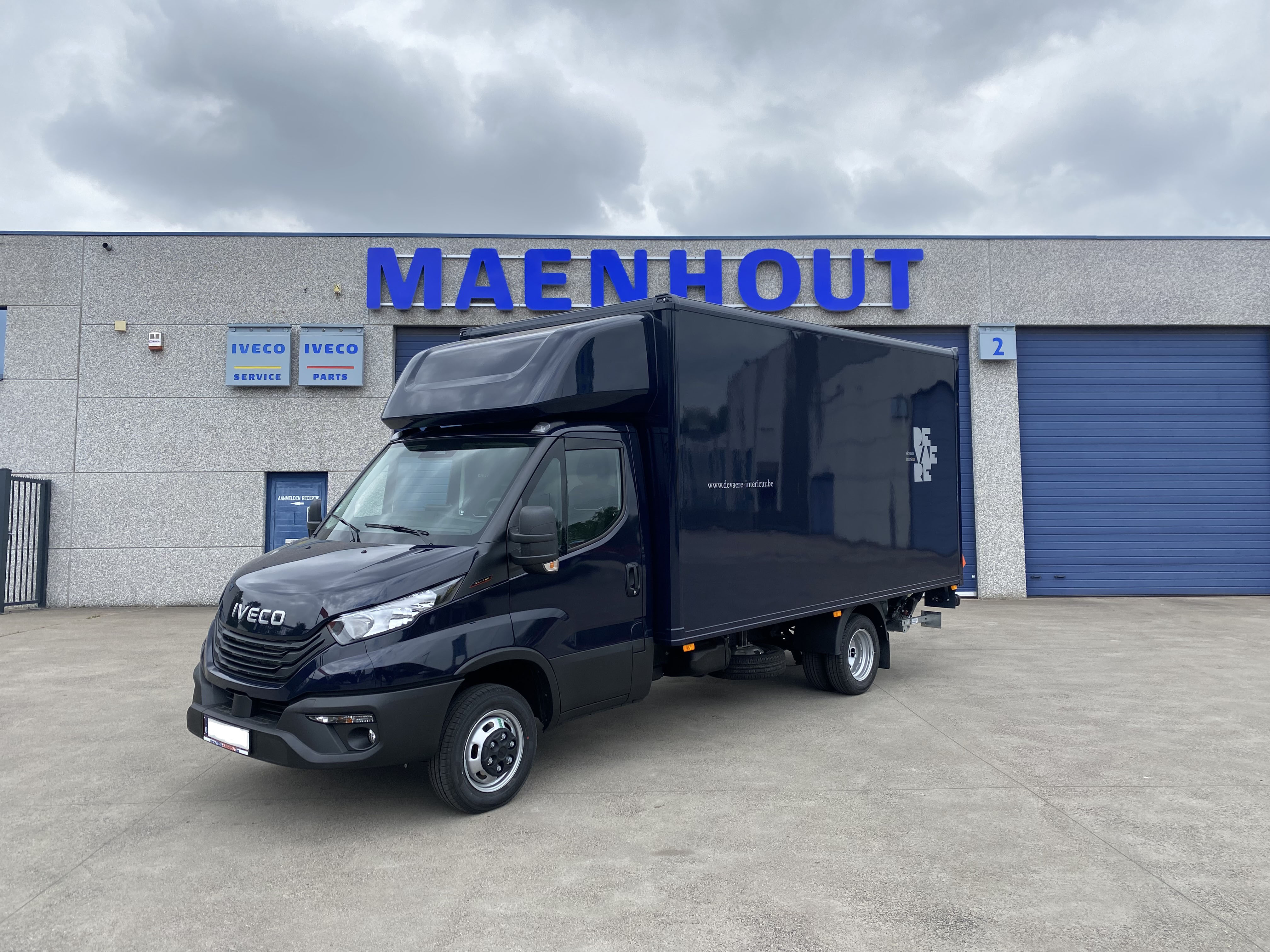 Wooninrichting Devaere NV kiest voor een veelzijdige Daily met laadbak.